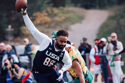 Esta foto proporcionada por la federación de flag football de Estados Unidos, muestra a Ja'Deion High, seleccionado nacional, en un partido ante Brasil, el 27 de agosto de 2024, en Lahti, Finlandia (Lester Barnes/USA Football via AP)