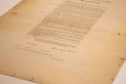 Esta foto proveída por la Biblioteca y Museo Presidencial Abraham Lincoln el 8 de junio del 2021 muestra un ejemplar firmado de la Proclamación de Emancipación de los esclavos. (Abraham Lincoln Presidential Library and Museum foto via AP)