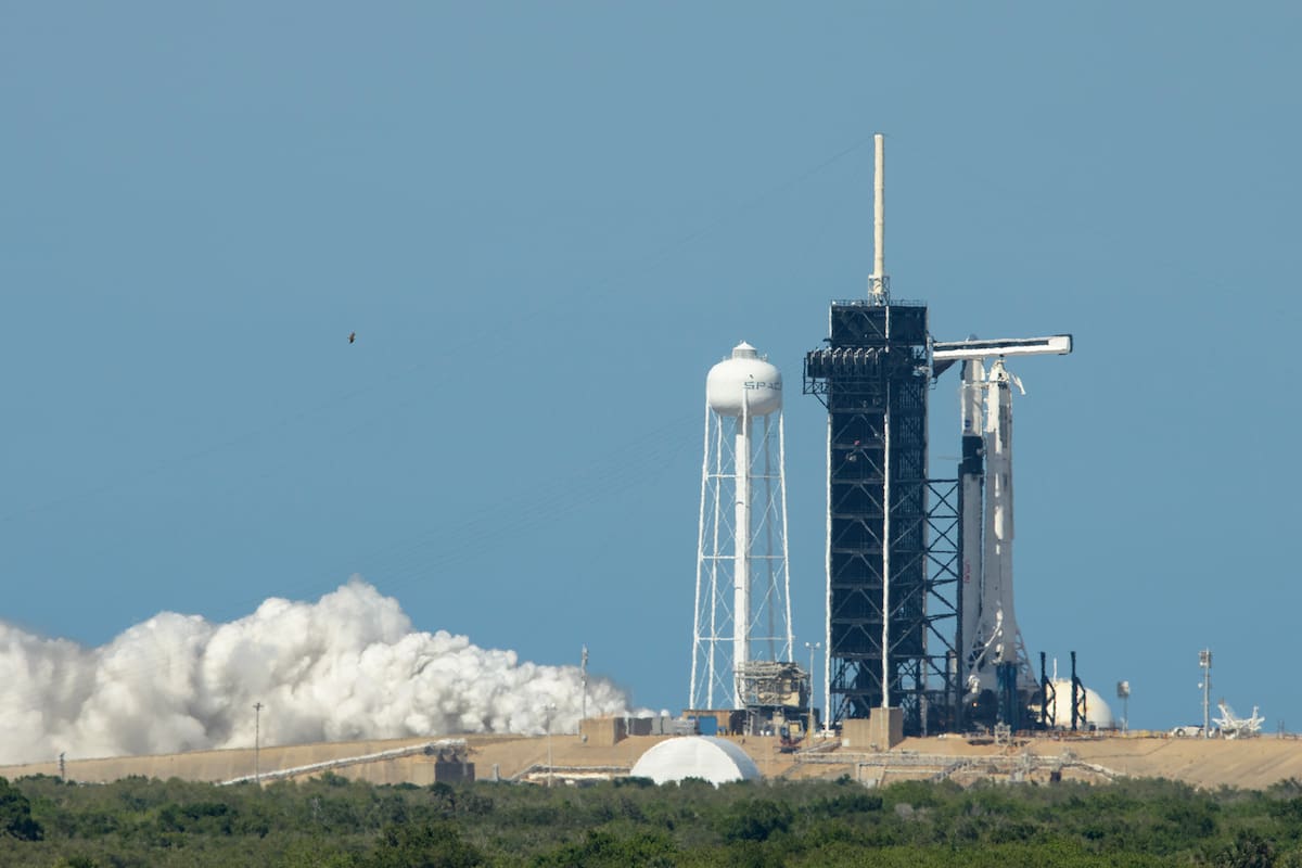 Esta foto publicada por la NASA muestra un cohete SpaceX Falcon 9 con la nave espacial Crew Dragon de la compañía a bordo en la plataforma de lanzamiento del Launch Complex 39A durante una breve prueba de fuego estática antes de la misión SpaceX Demo-2 de la NASA