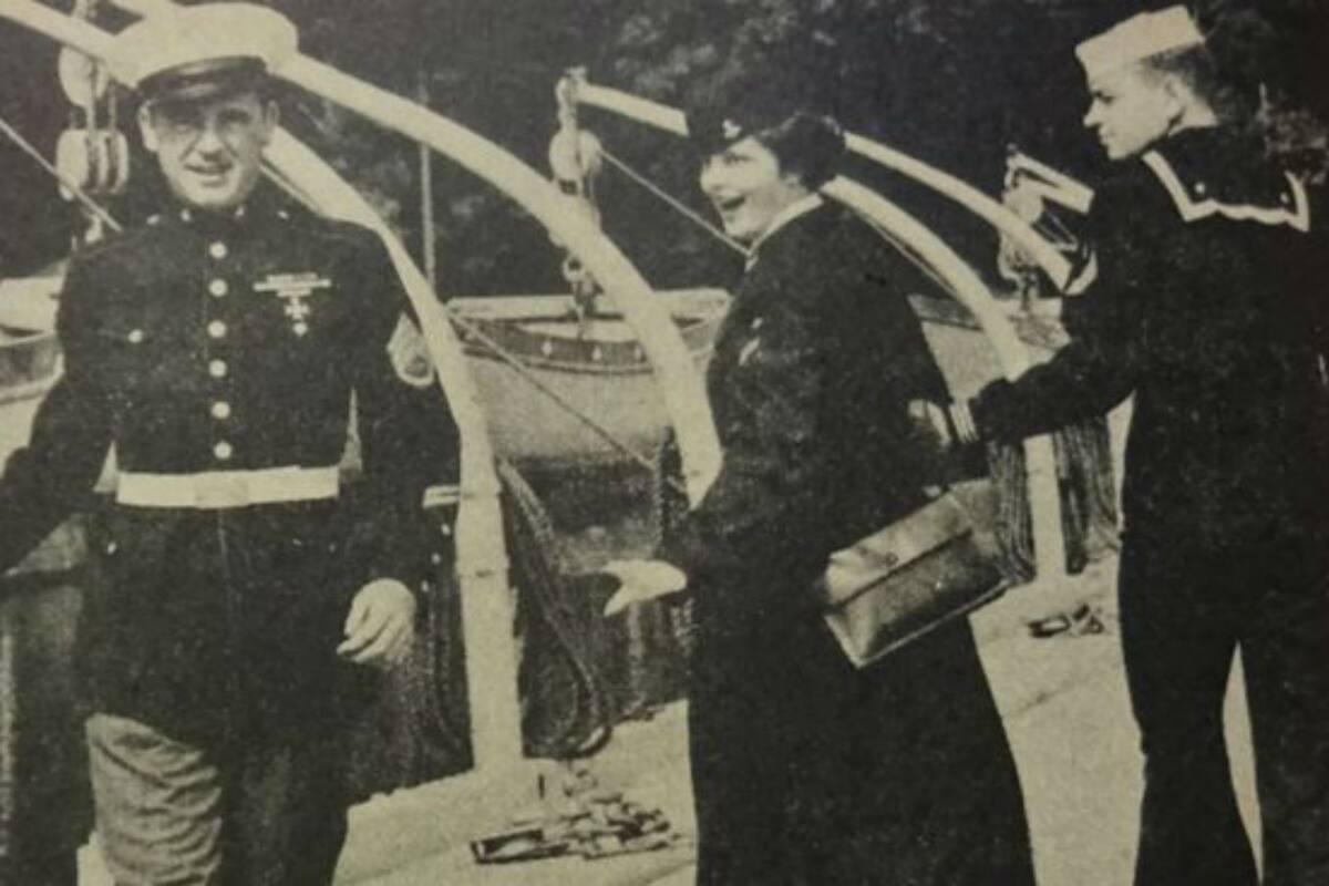 Esta foto, que aparece en una revista militar de 1950, es sorprendentemente semejante al meme del "novio distraído"