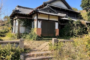 Esta foto sin fecha de Tim Hornyak muestra una casa akiya vacía en Nagasaki, Japón, a principios de este año