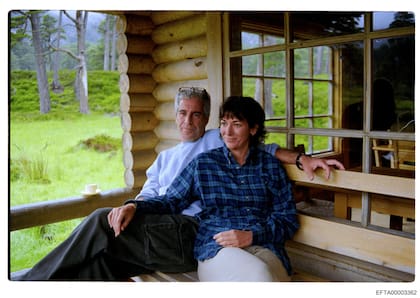 Esta foto sin fecha, proporcionada por el Departamento de Justicia de EE. UU. el 19 de diciembre de 2025, muestra a Jeffrey Epstein y a su socia, Ghislaine Maxwell, en un lugar no identificado