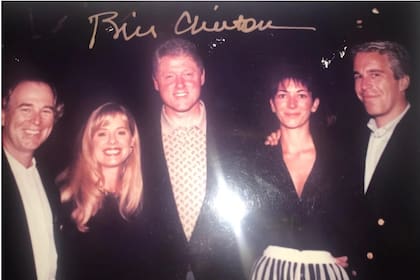 Esta foto sin fecha, publicada por los demócratas del Comité de Supervisión de la Cámara de Representantes, muestra al expresidente Bill Clinton, Ghislaine Maxwell y Jeffrey Epstein, con la firma de Clinton en la parte superior de la imagen