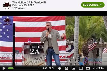 Esta foto tomada de un video difundido por Rumble el 23 de febrero de 2022 muestra a Michael Flynn ofreciendo un discurso en The Hollow, un centro de eventos al aire libre en Venice, Florida. (AP Foto)