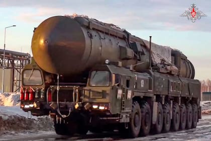 Esta foto tomada de un video proporcionado por el Servicio de Prensa del Ministerio de Defensa ruso el miércoles 29 de marzo de 2023, muestra un lanzador de misiles Yars de las fuerzas armadas rusas siendo conducido en un lugar no revelado en Rusia