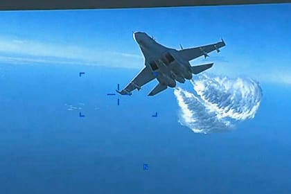 Esta foto tomada de un video publicado el jueves 16 de marzo de 2023 muestra un Su-27 ruso acercándose a la parte trasera del dron MQ-9 y comenzando a liberar combustible