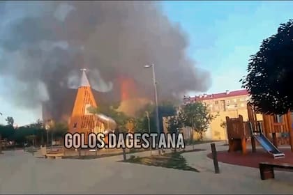 Esta foto tomada de un video publicado por Golos Dagestana muestra una columna de humo después de un ataque en Majachkalá, república de Daguestán, Rusia, el domingo 23 de junio de 2024. (Golos Dagestana via AP)