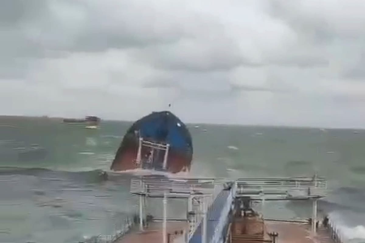 Esta foto tomada de un video publicado por la Fiscalía de Transporte del Sur de Rusia, muestra un petrolero Volgoneft-212 naufragado por una tormenta en el estrecho de Kerch, Rusia, el domingo 15 de diciembre de 2024. (The Russian Southern Transport Prosecutor's Office via AP)