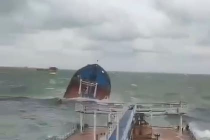 Esta foto tomada de un video publicado por la Fiscalía de Transporte del Sur de Rusia, muestra un petrolero Volgoneft-212 naufragado por una tormenta en el estrecho de Kerch, Rusia, el domingo 15 de diciembre de 2024. (The Russian Southern Transport Prosecutor's Office via AP)