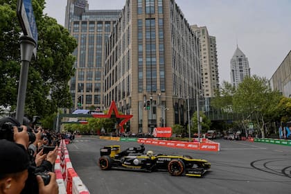 Zhou Guanyu, durante una exhibición en el GP de China de 2019