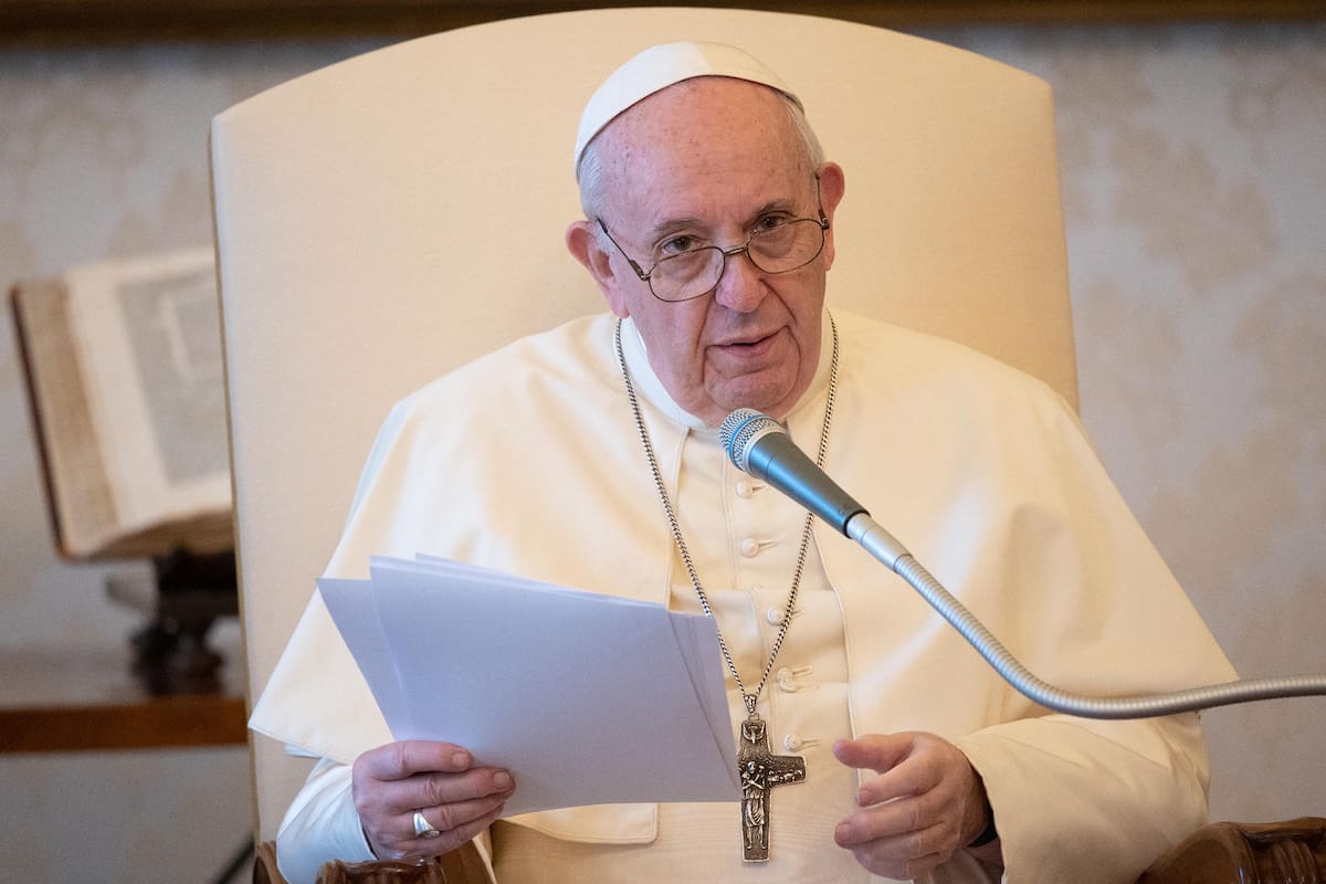 Esta foto tomada el 26 de agosto de 2020 por Vatican Media muestra al Papa Francisco hablando durante una audiencia privada semanal transmitida en vivo desde la biblioteca del palacio apostólico en el Vaticano durante la pandemia del coronavirus