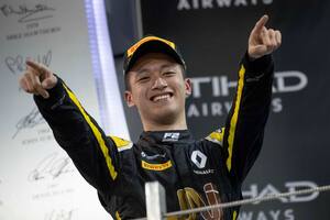 Esta foto tomada el 30 de noviembre de 2019 muestra al piloto chino Zhou Guanyu reaccionando después de tomar el tercer lugar en una carrera principal durante la duodécima y última ronda del campeonato de Fórmula 2 de la FIA 2019 en el Circuito Yas Marina en Abu Dhabi, Emiratos Árabes Unidos.