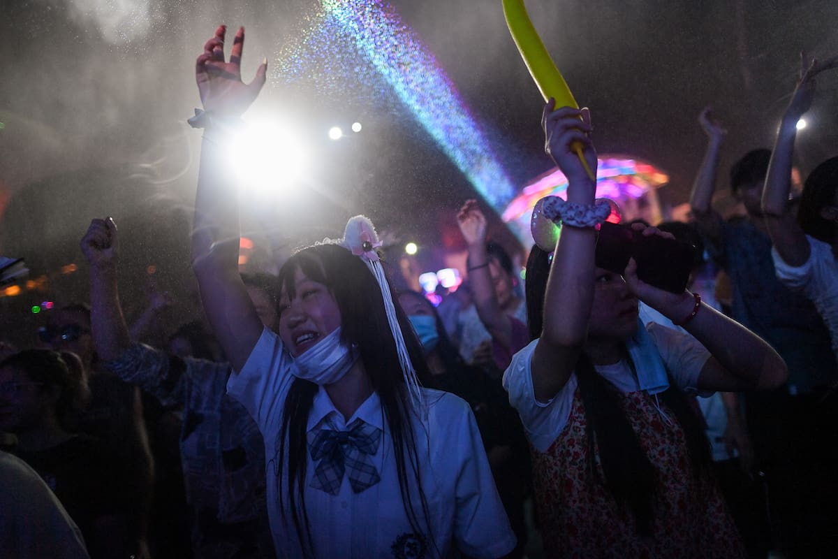 Esta foto tomada el 4 de agosto de 2020 muestra a personas que participan en un festival de música en Wuhan, en la provincia central de Hubei, China