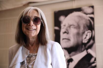 Esta foto, tomada en octubre de 2018, María Kodama posa delante de un retrato de Borges en la oficina de la Fundación Internacional