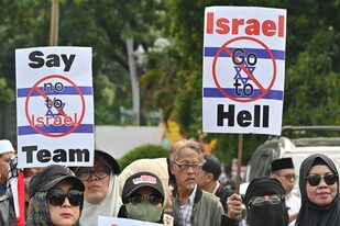 Esta foto tomada en Yakarta el 20 de marzo de 2023 muestra a musulmanes participando en una protesta para rechazar a la selección nacional de fútbol de Israel para la Copa Mundial Sub 20 de 2023. (ADEK BERRY / AFP)