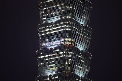 Esta foto tomada por la Agencia Central de Noticias de Taiwán (CNA) el 3 de abril de 2024 muestra Taipei 101, un edificio comercial de 508 metros de altura, iluminándose en Taipei como señal de oración por las víctimas de un gran terremoto que azotó el este de Taiwán.