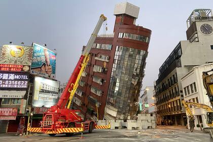 Esta foto tomada por la Agencia Central de Noticias de Taiwán (CNA) el 3 de abril de 2024 muestra el edificio Urano dañado en Hualien, después de que un gran terremoto azotara el este de Taiwán.