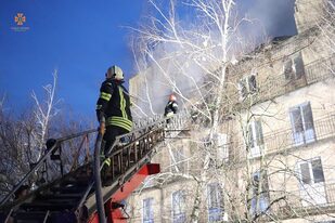 Esta foto tomada y difundida el 22 de marzo de 2023 por el Servicio de Emergencias de Ucrania muestra a los bomberos tratando de extinguir un incendio en un edificio parcialmente destruido tras un ataque aéreo en Rzhyshchiv.