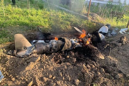 Esta foto tomada y difundida por el Servicio de Prensa de la Policía Nacional de Ucrania en la región de Kiev el 18 de mayo de 2023, muestra restos de un misil de crucero ruso derribado por unidades de defensa aérea ucranianas en la región de Kiev.