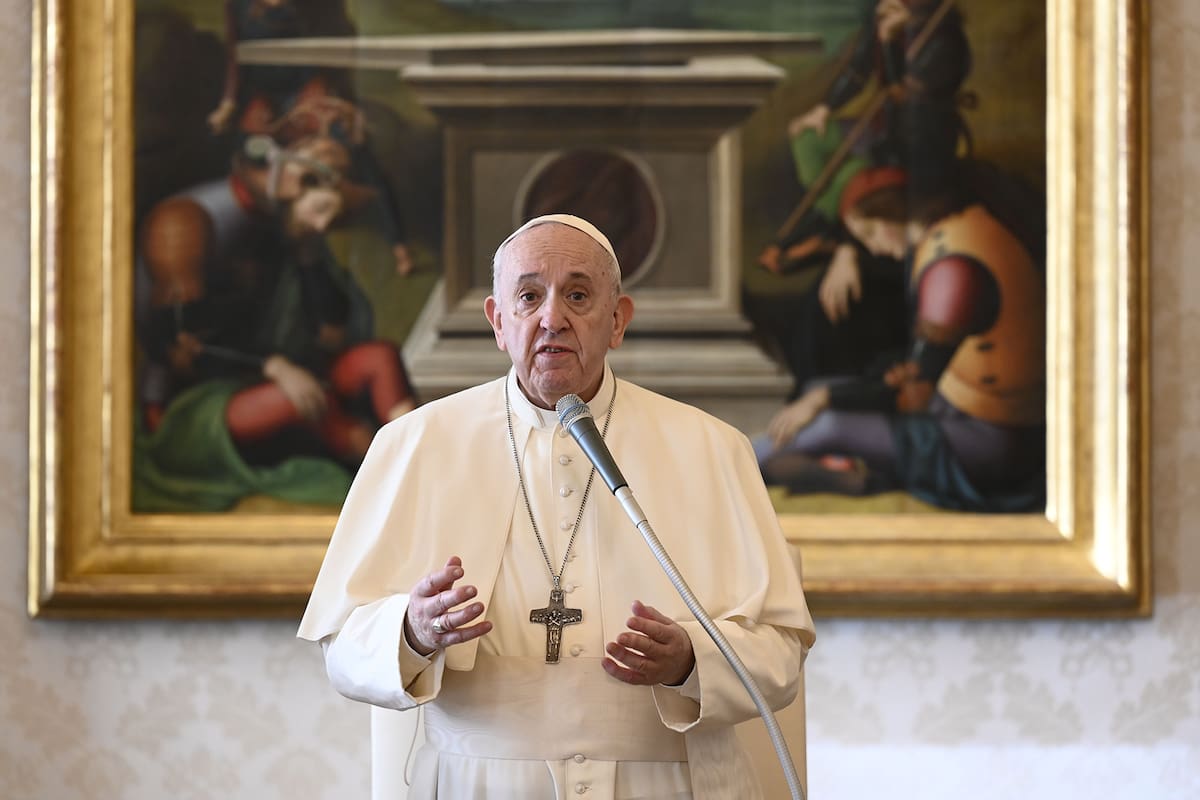 Esta foto tomada y distribuida por los medios de comunicación del Vaticano el 18 de noviembre de 2020 muestra al Papa Francisco celebrando una audiencia semanal privada desde la biblioteca del palacio apostólico en el Vaticano, durante la pandemia de coronavirus