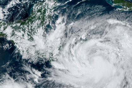 Esta fotogfrafía tomada el sábado 8 de octubre desde un satélite de la Oficina Nacional de Administración Oceánica y Atmosférica de Estados Unidos (NOAA por sus siglas en inglés) muestra la tormenta tropical Julia cuando adquiría fuerza antes de convertirse en huracán en el Caribe a las 4 de la tarde hora del este de Estados Unidos. (NOAA vía AP)