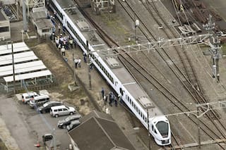 Tren expreso atropella y mata a cuatro trabajadores en una estación ferroviaria en Japón