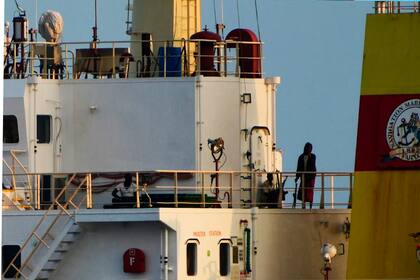 Esta fotografía compartida por la Marina de la India en la red social X, antes Twitter, muestra a personas a bordo del buque secuestrado MV Ruen, el sábado 16 de marzo de 2024. (Marina de la India en X vía AP)