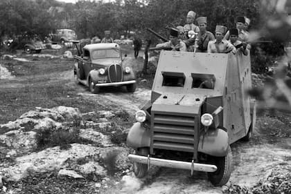 Esta fotografía de 1938 muestra a la policía judía saliendo de un asentamiento en Palestina