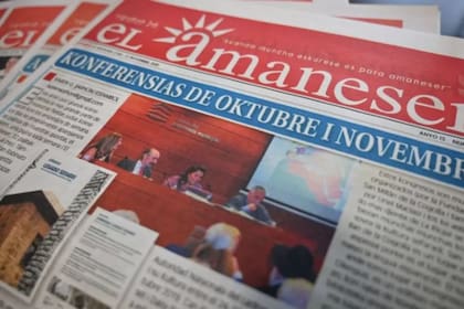 Esta fotografía de 2019 muestra una copia de la publicación mensual El Amaneser, escrita íntegramente en judeoespañol, en Estambul
