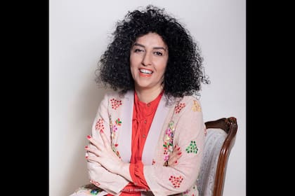 Esta fotografía de 2021 muestra a la activista iraní Narges Mohammadi en Teherán, Irán. Mohammadi, que se encuentra encarcelada, ganó el Premio Nobel de la Paz el viernes 6 de octubre de 2023, en reconocimiento por su activismo en pro de los derechos de las mujeres y en contra de la pena de muerte. (Reihane Taravati vía AP)