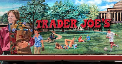 Esta fotografía de archivo del 13 de agosto de 2019 muestra el logo de Trader Joe's en un mural en su tienda en Cambridge, Massachusetts. (AP Foto/Charles Krupa)