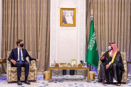 Esta fotografía de archivo proporcionada por la Agencia de Prensa Saudita (SPA) muestra al Príncipe Heredero de Arabia Saudita Mohammed bin Salman reuniéndose con el Asesor Principal de la Casa Blanca Jared Kushner en la región de Neom del noroeste de Arabia Saudita el 1 de septiembre de 2020