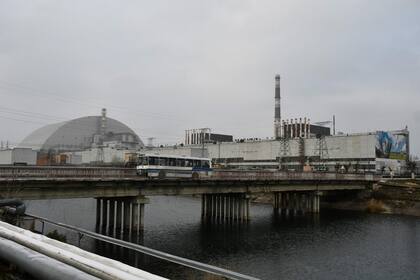 Esta fotografía de archivo tomada el 8 de diciembre de 2020 muestra una vista general de la planta de energía nuclear de Chernobyl y la cúpula protectora gigante construida sobre el sarcófago del cuarto reactor destruido