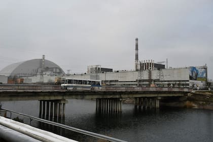 Esta fotografía de archivo tomada el 8 de diciembre de 2020 muestra una vista general de la planta de energía nuclear de Chernobyl y la cúpula protectora gigante construida sobre el sarcófago del cuarto reactor destruido