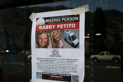 Esta fotografía del jueves 16 de septiembre de 2021 se muestra un letrero de persona desaparecida en Jakson, Wyoming, en busca de Gabby Petito, de 22 años. (AP Foto/Amber Baesler)