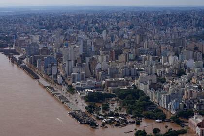 Esta fotografía del miércoles 8 de mayo de 2024 muestra la ciudad de Porto Alegre, inundada tras intensas lluvias, en el estado de Río Grande do Sul, Brasil. (AP Foto/André Penner)