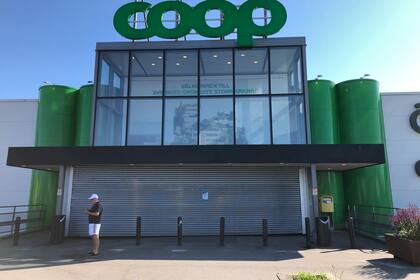 Esta fotografía del sábado 3 de julio de 2021 muestra un supermercado Coop cerrado en el suburbio de Vastberga, Estocolmo, Suecia. La cadena fue afectada por un ciberataque