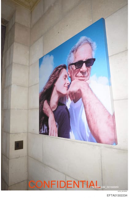 Esta fotografía difundida por el Departamento de Justicia de EE. UU. el 30 de enero de 2026, muestra a Jeffrey Epstein con Karyna Shuliak en un lugar no identificado