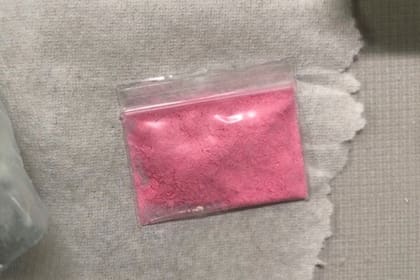 Esta fotografía difundida por la Oficina del Fiscal Especial Antinarcóticos en Nueva York, muestra una bolsa de cocaína rosa, en enero de 2023. (Oficina del Fiscal Especial de Antinarcóticos en Nueva York vía AP)