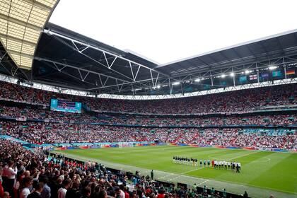Esta fotografía muestra a los jugadores de Alemania (derecha) durante el himno nacional de su país previo al partido de octavos de final contra Inglaterra de la Euro 2020, en el estadio Wembley, en Londres, el martes 29 de junio de 2021. (Matthew Childs/Pool vía AP)