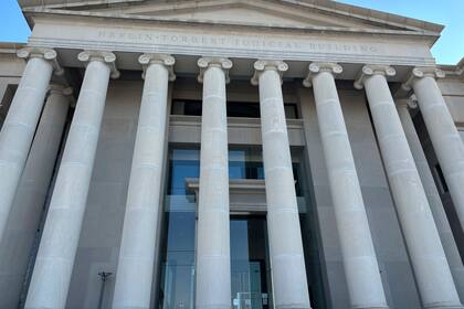 Esta fotografía muestra el exterior de la Corte Suprema de Alabama, en Montgomery, Alabama, el martes 20 de febrero de 2024. (AP Foto/Kim Chandler)