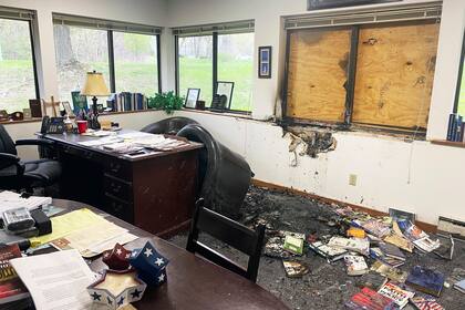Esta fotografía muestra el interior de la sede del grupo antiabortista Wisconsin Family Action, en Madison, Wisconsin, el domingo 8 de mayo de 2022, luego de un incendio. (Alex Shur/Wisconsin State Journal vía AP)