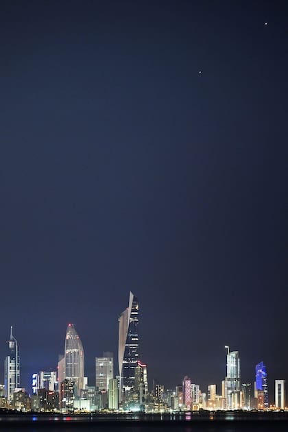 Esta fotografía muestra la conjunción de Júpiter y Venus sobre el horizonte de la ciudad de Kuwait