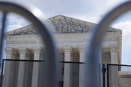 Esta fotografía muestra la fachada de la Corte Suprema de Estados Unidos, el lunes 13 de junio de 2022, en Washington. (AP Foto/Mariam Zuhaib)