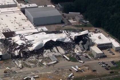 Esta fotografía muestra un camión volcado y daños en la planta de Pfizer luego del paso de un tornado en Rocky Mount, Carolina del Norte, el miércoles 19 de julio de 2023. (WTVD via AP)