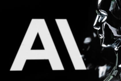 Esta fotografía muestra una figurita frente al logotipo de la empresa estadounidense de investigación y seguridad de inteligencia artificial Anthropic durante una sesión fotográfica en París el 13 de febrero de 2026.