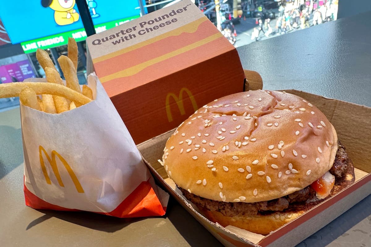 Esta fotografía muestra una hamburguesa cuarto de libra de McDonald's y papas fritas, el miércoles 23 de octubre de 2024, en Times Square, Nueva York. (AP Foto/Richard Drew)