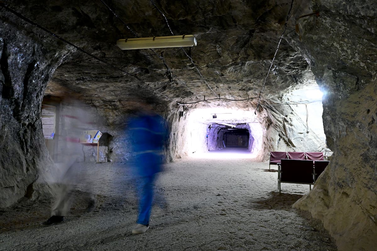 Esta fotografía muestra una vista del Centro Republicano de Espeleoterapia, una clínica de 4.000 metros cuadrados ubicada en una cueva de sal excavada en la mina de sal gris de Avan, a 235 metros de profundidad y en funcionamiento desde 1987, en las afueras de Ereván, el 5 de febrero de 2026. Una jaula minera descendió a gran profundidad bajo la capital armenia, transportando pacientes con asma, equipados con cascos, hasta la clínica en la cueva de sal: un centro de tratamiento alternativo cuyo futuro está en riesgo. La financiación estatal para el centro de espeleoterapia en la mina de sal de Avan se redujo cuando la pequeña nación caucásica implementó un nuevo sistema de salud universal que no cubre la medicina alternativa, la cual carece de respaldo científico sólido. (Foto de KAREN MINASYAN / AFP)