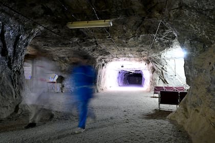 Esta fotografía muestra una vista del Centro Republicano de Espeleoterapia, una clínica de 4.000 metros cuadrados ubicada en una cueva de sal excavada en la mina de sal gris de Avan, a 235 metros de profundidad y en funcionamiento desde 1987, en las afueras de Ereván, el 5 de febrero de 2026. Una jaula minera descendió a gran profundidad bajo la capital armenia, transportando pacientes con asma, equipados con cascos, hasta la clínica en la cueva de sal: un centro de tratamiento alternativo cuyo futuro está en riesgo. La financiación estatal para el centro de espeleoterapia en la mina de sal de Avan se redujo cuando la pequeña nación caucásica implementó un nuevo sistema de salud universal que no cubre la medicina alternativa, la cual carece de respaldo científico sólido. (Foto de KAREN MINASYAN / AFP)