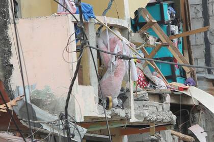 Esta fotografía muestra una vivienda destrozada por una explosión en el barrio Cristo del Consuelo, el domingo 14 de agosto de 2022, en Guayaquil, Ecuador. (AP Foto/Magdalena Moreira)